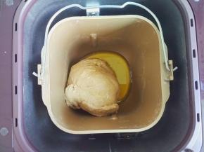 再把橄榄油倒入，揉止出薄膜即可