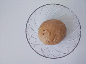 把面团拿出来握出光滑面，放入盆中盖上保鲜膜一发