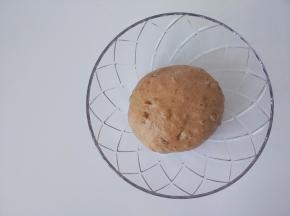 把面团拿出来握出光滑面，放入盆中盖上保鲜膜一发