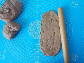 把面团拿出排气，分割四块，擀出长条，卷回来