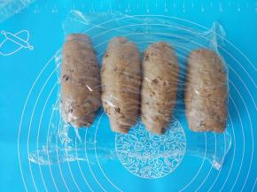 四个卷盖上保鲜膜，静置15分钟