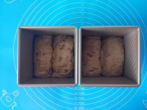 放入吐司盒里发酵，接头处朝下二发