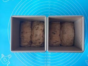 放入吐司盒里发酵，接头处朝下二发