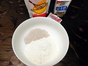 取一个大碗，黑麦粉，中筋面粉，准备好配料，酵母粉，白糖，牛奶。