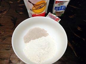 取一个大碗，黑麦粉，中筋面粉，准备好配料，酵母粉，白糖，牛奶。