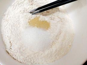 然后加入白糖，酵母粉，再次混合均匀
