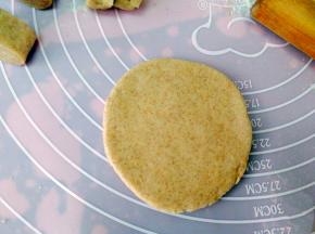 用擀面杖擀成圆形。