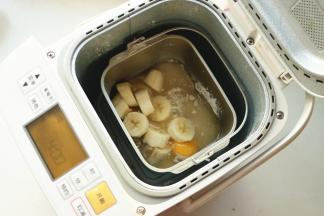 除了黄油之外的材料全部放入面包机，香蕉去皮切段放入。
