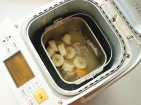 除了黄油之外的材料全部放入面包机，香蕉去皮切段放入。