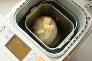选择面团程序，揉面15分钟，再放入室温软化好的黄油。