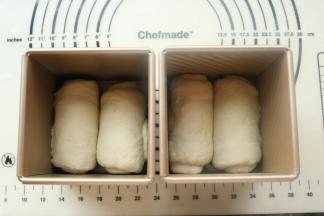 两个一组，放入学厨水立方吐司模具。