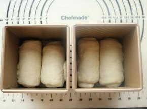 两个一组，放入学厨水立方吐司模具。