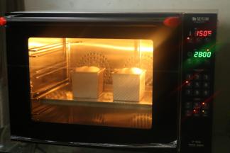 猛犸象风炉烤箱，预热150度，放入模具，烤30分钟。