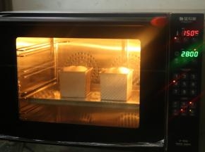 猛犸象风炉烤箱，预热150度，放入模具，烤30分钟。