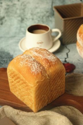 烤好的吐司，脱模晾凉。