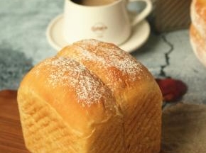 烤好的吐司，脱模晾凉。