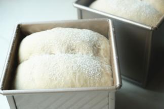 二次发酵完成，表面筛高粉。