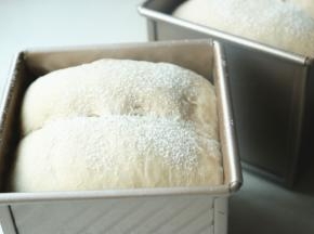 二次发酵完成，表面筛高粉。