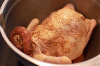 将小母鸡洗净，用牙签扎满全身，放入盆内，将所有的调味料加入里面，按摩全身