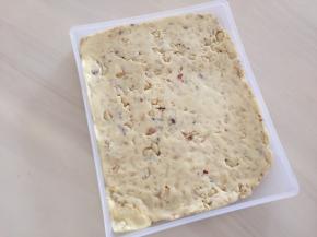 放入牛轧糖模具，或者不粘烤盘中，夏天放冰箱冷藏，冬天室温一小时就可以