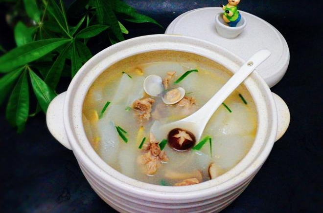 秋食--青蛾萝卜蟹味菇骨头汤