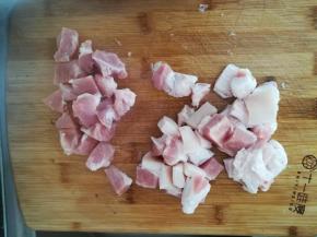 后腿肉切成大小适合的块。