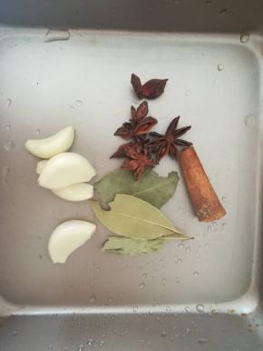 大蒜去皮，桂皮，八角，香叶清水冲洗一下。