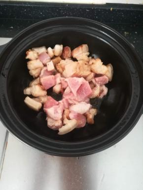 加入瘦一点的肉，翻炒均匀。到瘦肉表面变色。