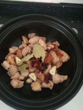 加入桂皮八角香叶和大蒜。