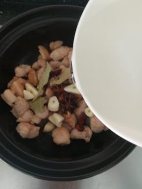 倒入适量的清水，没过肉即可。