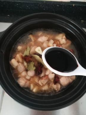 加入一勺酱油，上色提味。