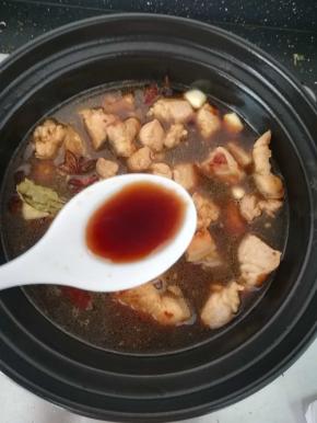 加入半勺香醋，去腥，也让肉更快软烂。