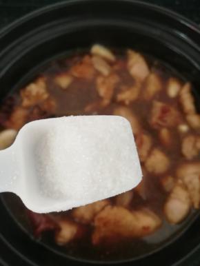 加入一勺白糖，增鲜提味。盖上盖子小火炖煮20分钟。
