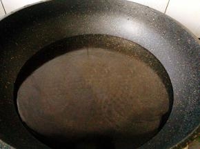 锅里放水。