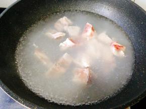 骨头肉焯水。