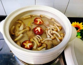 把所有材料全部放在砂锅里加盐，料酒