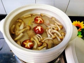 把所有材料全部放在砂锅里加盐，料酒