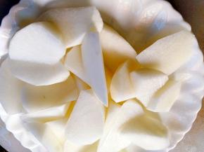 白萝卜 ，滚刀切法。