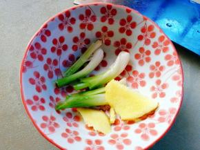 准备好姜片，葱头。