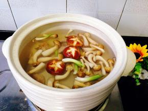 加入姜片葱头。