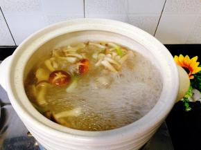 盖上盖子，大火烧开煮十几分钟