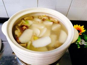 后加入白萝卜。