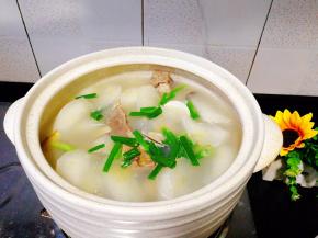 青蛾煮开，开壳就可以了，加入葱花，少量鸡粉，调味即可上桌