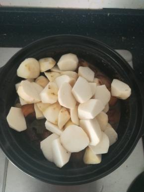 肉软烂之后，加入切好的芋头。
