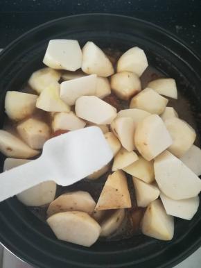 加入食盐调味。继续小火炖煮20分钟。直到芋头熟透。