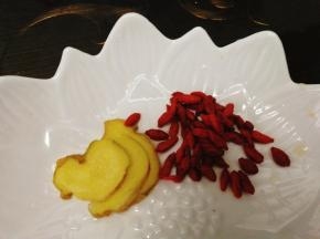 准备好枸杞子，姜片