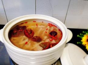 取一口砂锅，加入猪肚，红菇，枸杞子，料酒，姜片，目鱼，清水，盖上盖子可以开火。