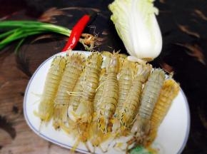 洗净皮皮虾，准备好香葱 娃娃菜，红辣椒