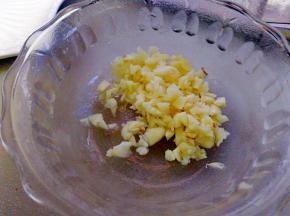 蒜头切小