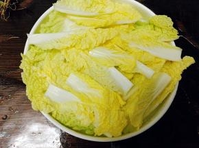娃娃菜均匀摆在盘中